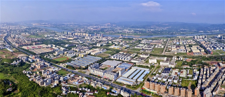 努力向科技新城、產業新城、幸福心城邁進的河源高新區。截至目前，共引進330家企業落戶，累計實現產值近3900億元。 馮曉銘 攝